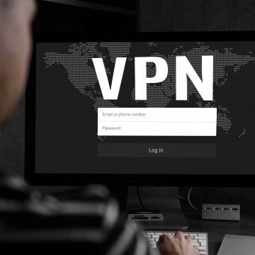 free paid vpn software services man in front of computer logging into vpn account